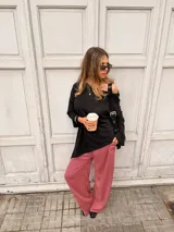 Pantalón de fibrana con diseño de rayas verticales en tonos rojos y blancos, de corte amplio y fluido.