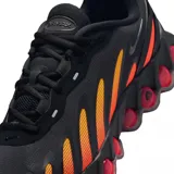 Championes Nike Air Max Dn8 de diseño deportivo, color negro con detalles degradados en naranja y suela con cápsulas de aire rojas.