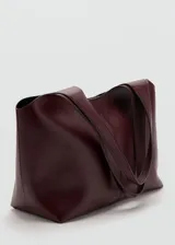 Bolso tipo tote color bordó, de diseño estructurado, con correa para el hombro y solapa frontal.