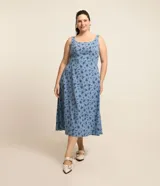 Vestido midi celeste con estampado floral, escote cuadrado y breteles anchos.