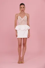 Corset de encaje blanco con tirantes finos, escote corazón y transparencias sutiles con diseño floral.