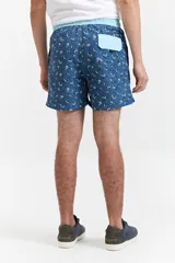 Short de baño estampado con cintura elástica, cordón ajustable, dos bolsillos laterales y uno trasero.