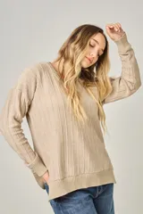 Sweater celeste de punto con escote en V y mangas largas.