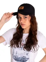 Gorro tipo cap color negro con visera curva y parche frontal de gamuza sintética con el logo de Caterpillar.