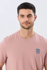 Remera Legacy de algodón color azul, de manga corta y cuello redondo, con pequeño bordado frontal en el pecho.