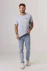 Remera blanca de manga corta con cuello redondo y un pequeño estampado azul en el pecho.