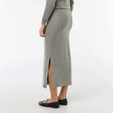 Falda midi de punto en color gris, con diseño de corte recto y ajuste cómodo.