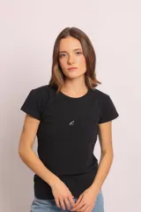 Remera básica negra de calce cómodo, confeccionada en algodón con spandex, de manga corta y cuello redondo. Cuenta con un delicado bordado minimalista en el frente.