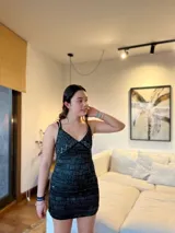 Minivestido negro con estampado geométrico en gris, escote en V, tirantes finos y espalda baja. Pintado a mano.