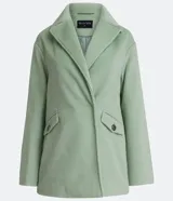 Saco cruzado de mujer color verde menta, con cuello solapa y manga larga. Presenta bolsillos frontales con solapa y cierre de botón.