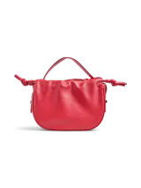 Bolso de mano tipo saco o 'balloon' de cuero sintético color rojo vibrante, con cordón ajustable en la parte superior y asas cortas.