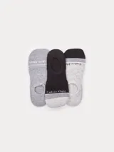 Pack de tres pares de medias invisibles Calvin Klein. Un par es gris con el logo de la marca en el borde, otro es negro con gris y el logo de la marca, y el tercero es gris claro con el logo de la marca.