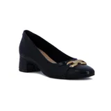 Zapato de vestir Comfortflex de mujer, color negro, con punta redondeada, detalle de aplique dorado en el empeine y taco cuadrado bajo.