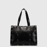 Cartera tipo tote de hombro en color negro, confeccionada en cuero sintético con acabado brillante. Presenta un diseño estructurado con detalles de tachas metálicas plateadas a lo largo de los bordes y dos bandas verticales frontales. Incluye el logo de la marca grabado en el centro.