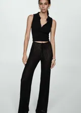Pantalon de punto crochet color negro, con diseño recto, largo y cintura elástica con cordón ajustable.