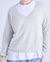 Suéter de cashmere cepillada con cuello en V, corte oversize, mangas largas y acabados acanalados.