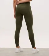 Legging deportivo de tiro alto con cintura texturizada, confeccionado en poliamida y elastano. Presenta un diseño ajustado al cuerpo con largo hasta el tobillo.