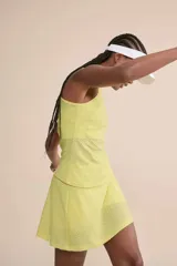 Musculosa deportiva de calce ajustado, confeccionada en tejido técnico con textura microperforada para mayor transpirabilidad. Presenta cuello redondo y diseño anatómico que favorece la libertad de movimiento.