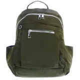 Mochila Miss Carol color verde militar, confeccionada en material sintético con acabado satinado. Presenta un compartimento principal con doble cierre metálico, un bolsillo frontal con cierre y bolsillos laterales abiertos. Incluye manija superior y herrajes plateados.