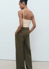 Top de tirantes finos con cuello escotado y diseño entallado al cuerpo.