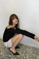 Zapatos de tacón alto estilo mule, color negro, con diseño destalonado, escote redondo y puntera fina.