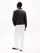 Campera negra ultraligera con relleno de plumón, cuello perkins, cierre de cremallera, dos bolsillos laterales con cremallera y puños con botón.