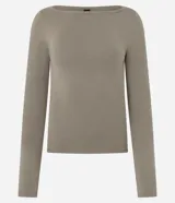 Suéter de punto ajustado en color marrón oscuro, con escote canoa y mangas largas que presentan una pequeña abertura en los puños. Diseño minimalista y versátil con acabado liso.