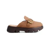 Zueco casual con capellada de cuero sintético color suela, detalle de hebilla metálica decorativa y suela de plataforma dentada en color marrón oscuro.