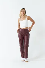 Pantalón cargo negro engomado de corte recto con bolsillos laterales.