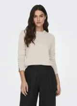 Suéter de punto fino color beige claro (eggnog melange), con cuello redondo y mangas largas terminadas en puños con detalle de botones.