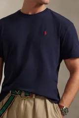 Remera de algodón de corte clásico, color blanco, con cuello redondo y el logo bordado del jugador de polo en el pecho.