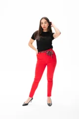 Remera negra de viscosa, manga corta y cuello redondo.