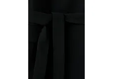 Blazer de corte sastrero en color negro, con solapas clásicas, cierre frontal de un botón y bolsillos laterales con solapa. Presenta un diseño estructurado con hombreras y forro interior completo.