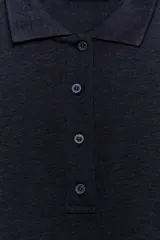 Camiseta polo de manga corta, color azul marino, con cuello solapa y cierre frontal de cuatro botones.