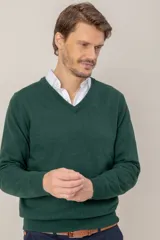 Sweater de cuello en V confeccionado en lana merino, de diseño clásico y corte regular con puños y ruedo acanalados.
