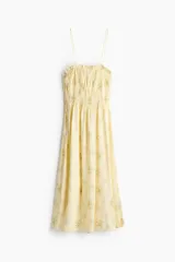 Vestido midi amarillo con estampado floreado, cuerpo fruncido elástico, breteles finos y escote cuadrado.