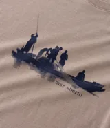 Remera de algodón color beige con cuello redondo y manga corta. Presenta una estampa frontal en azul oscuro que representa a un grupo de personas en un bote pescando.