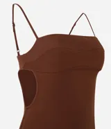 Vestido corto marrón de poliéster y elastano, corte sastrero, con escote recto, breteles finos, recorte en el busto y aberturas laterales.