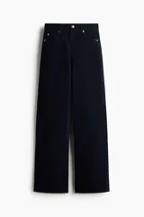 Jean de tiro alto y pierna ancha en denim de algodón negro, con diseño clásico de cinco bolsillos, cierre de cremallera y botón metálico.