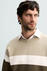 Jersey de punto de hombre, manga larga y cuello redondo, con diseño de bloques de color horizontales en tonos beige, blanco roto y verde oliva/marrón.