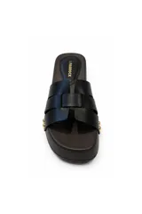 Sandalias tipo zueco marca Paddock, color marrón, con suela plana de plataforma baja, tira ancha en el empeine decorada con tachas doradas laterales.