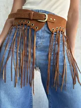 Faja de cuero color camel con flecos largos y hebilla metálica.