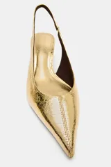 Zapatos tipo kitten heel destalonados, de color dorado con acabado metalizado texturizado, tacón bajo ancho y punta fina.