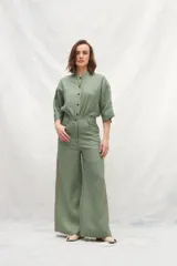 Pantalón marrón de lino, corte jeanero, con bolsillos plaque traseros y cintas laterales a contratono.