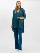 Conjunto de tres piezas compuesto por musculosa, cardigan y pantalón. La musculosa y el cardigan presentan un diseño plisado con hilos metalizados en tonos verdes y azules, creando un efecto tornasolado. El cardigan es de frente abierto con mangas 3/4 y corte fluido. El pantalón es de seda fría en color azul petróleo, con cintura elastizada. Incluye un collar removible.