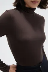 Polera de poliamida ajustada al cuerpo, con cuello alto y mangas largas.