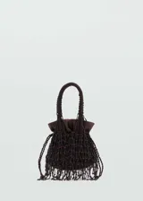 Bolso de mano marrón con cuentas y forro de satén. Tiene asa corta trenzada y bolsa interior.
