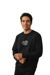Buzo de felpa negro con cuello redondo, manga larga y estampa circular blanca en el pecho con texto.