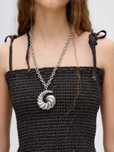 Top crop de tela denim con efecto fruncido, breteles finos ajustables con lazos y diseño entallado al cuerpo.