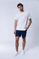 Bermuda de piqué color azul marino, de corte clásico con bolsillos laterales.